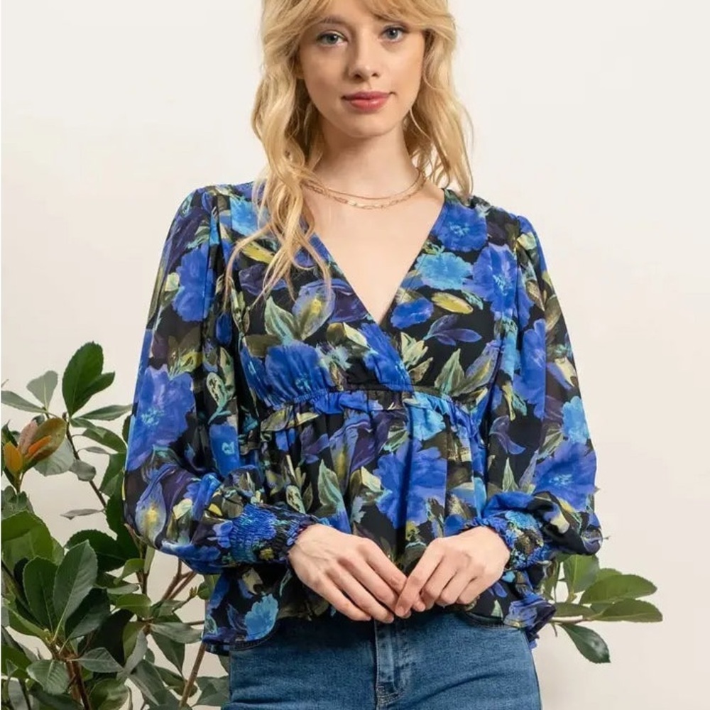 blu pepper women's v neck blue floral top size small